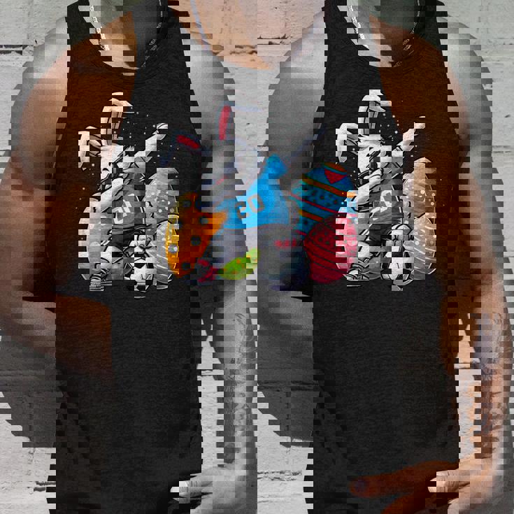 面白いイースターバニーとサッカーボールで軽くたたくイースターバニー。 タンクトップ 彼への贈り物