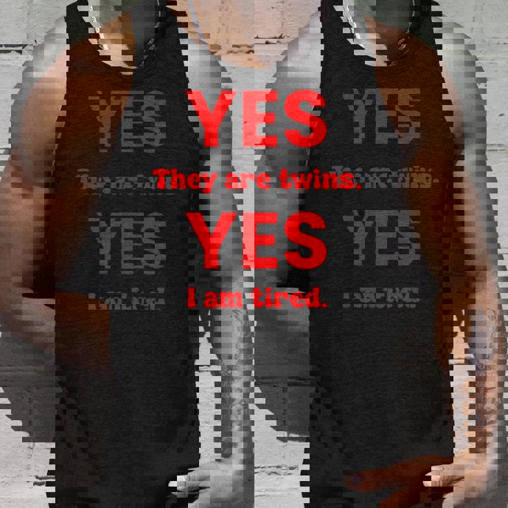 面白い双子子育てはい双子ですはい私は疲れています タンクトップ 彼への贈り物