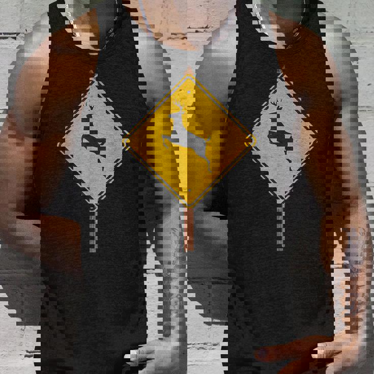 鹿を渡る道路標識コスチューム タンクトップ 彼への贈り物