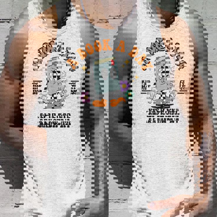 A Book A Day Keep The Mental Breakdown Away Book Lovers タンクトップ 彼への贈り物