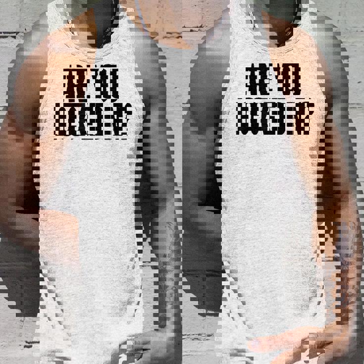 Are You Locked In モチベーションを高めるオールキャップブラックテキストデザイン タンクトップ 彼への贈り物