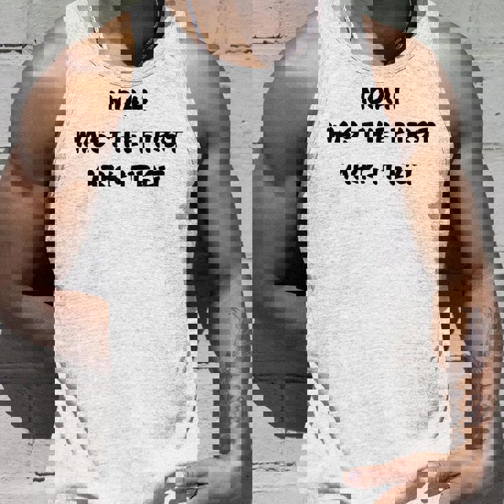 Clean Bible Character Humor – Noah The Ark-Itect Joke タンクトップ 彼への贈り物