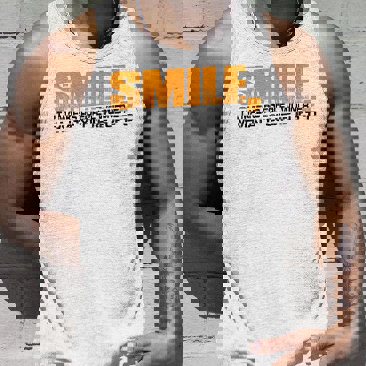 Smile It Makes People Wonder What You're Up To タンクトップ 彼への贈り物