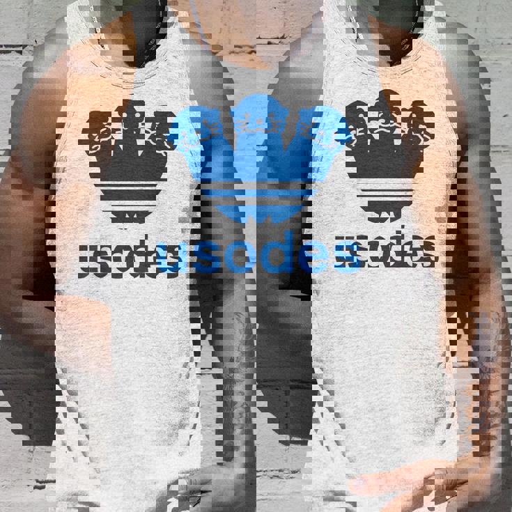 【バックプリント・背中側】ウソデス Usodes かわうそです。《ブルー 青》スポーツ ブランド パロディ 面白い タンクトップ 彼への贈り物