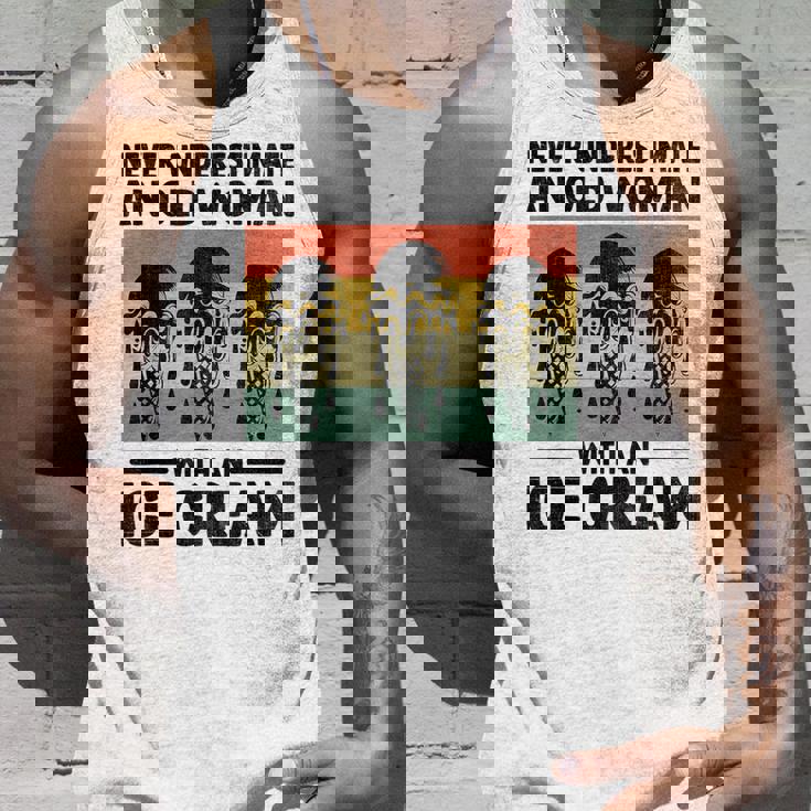 アイスクリームを持った老婆を決して過小評価しない タンクトップ 彼への贈り物