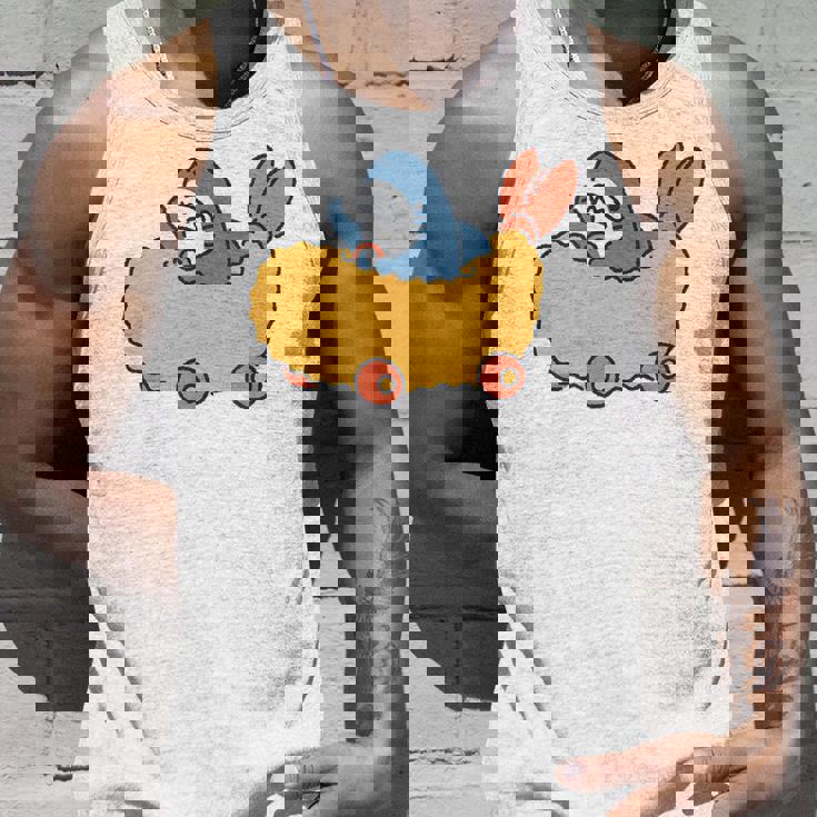 エビフライのくるまを運転するサメ タンクトップ 彼への贈り物