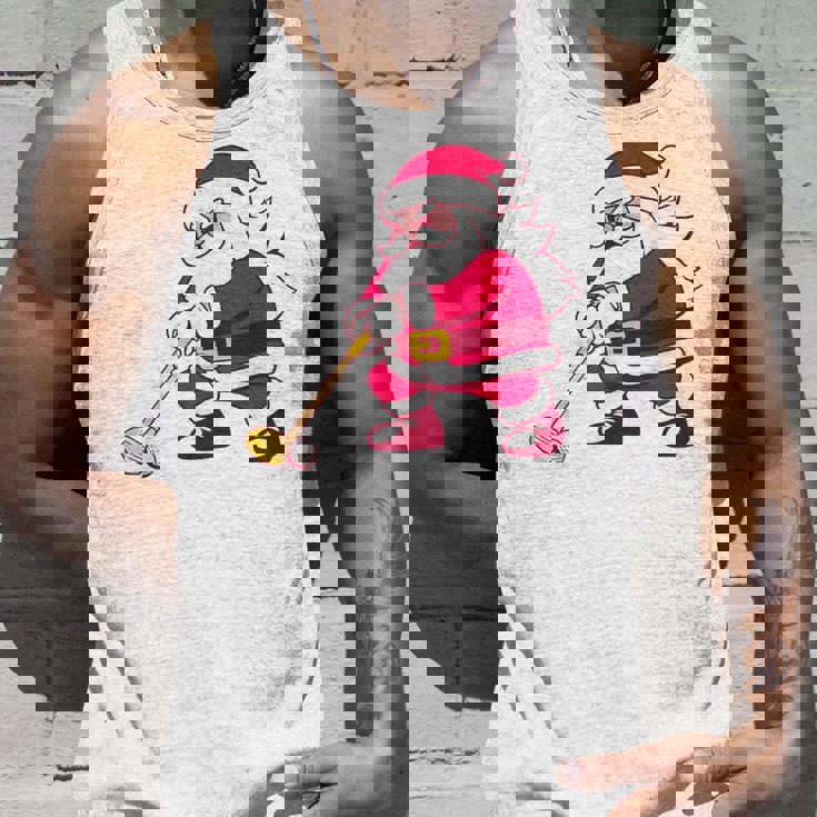 ゴルフをする面白い醜いクリスマスサンタ。 タンクトップ 彼への贈り物