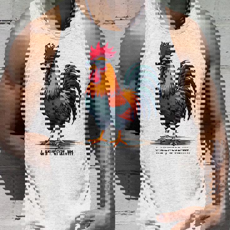 サングラスをかけた姿勢のクールな雄鶏。 タンクトップ 彼への贈り物