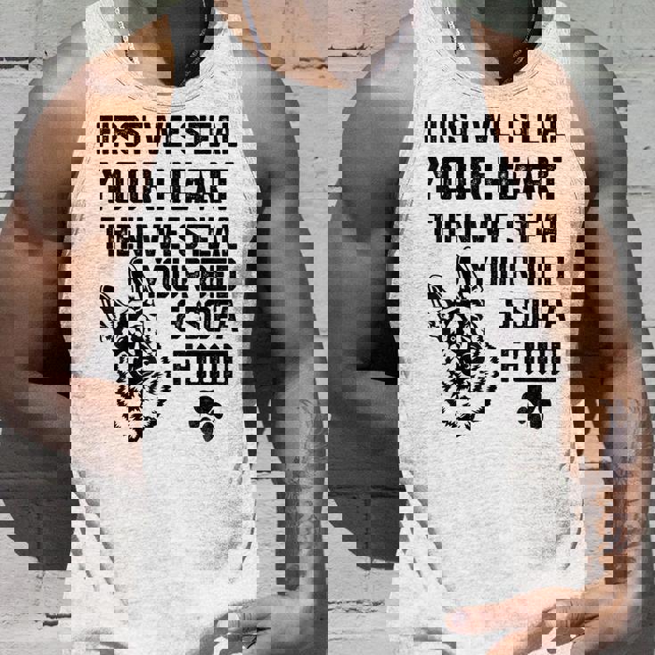 ジャーマン・シェパードはあなたの心を盗みますあなたのベッドとソファを盗みます タンクトップ 彼への贈り物