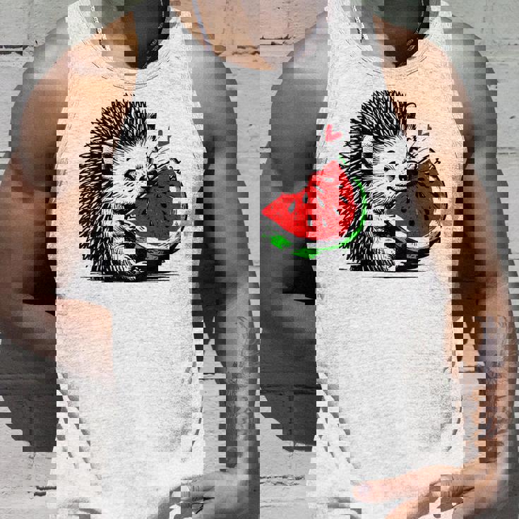 スイカの誕生日を食べるキュートで愛らしいハリネズミ タンクトップ 彼への贈り物