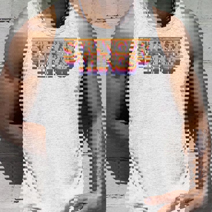 ストレンジャー・シングス ロゴ レトロ 旅行 ファン 記念品 タンクトップ 彼への贈り物