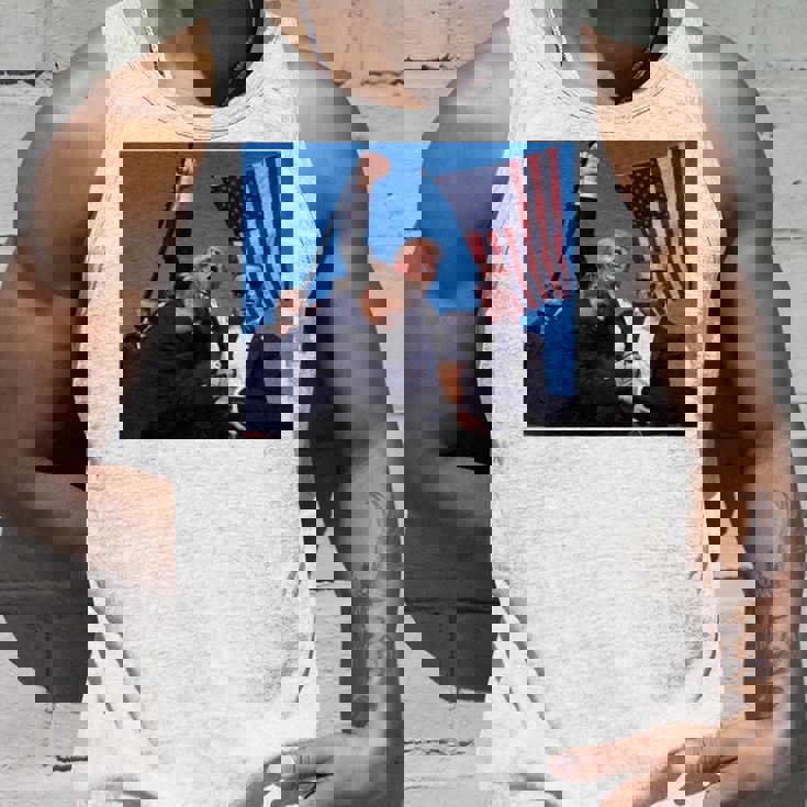 トランプ大統領のために祈り、決して降伏しない、神の祝福トランプ。 長袖tシャツ タンクトップ 彼への贈り物