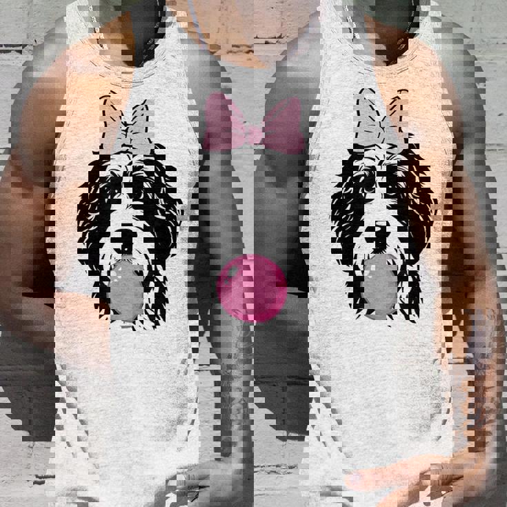 バブルガムを持つバーネドゥードル犬 タンクトップ 彼への贈り物