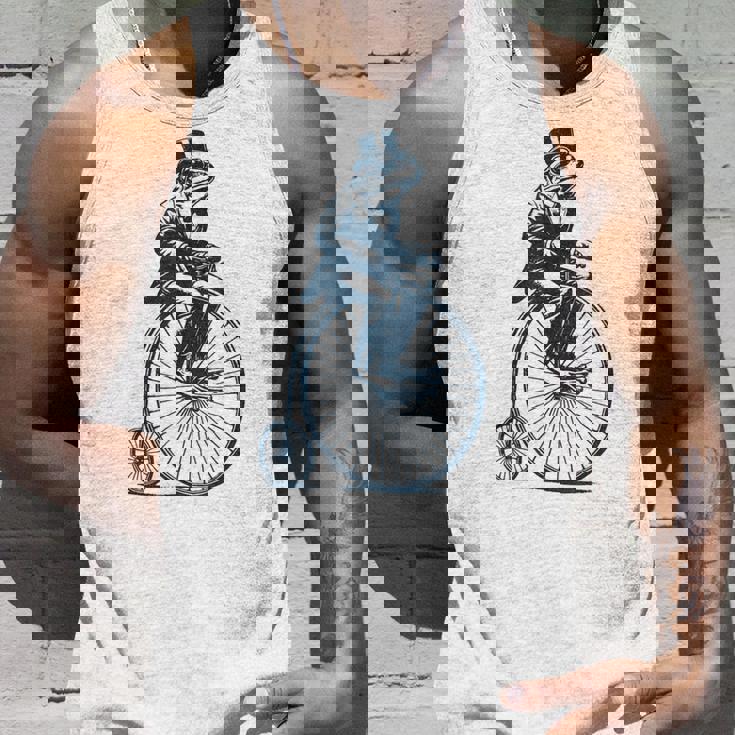 ビンテージのペニーファージング自転車に乗る粋なカエルのサイクリスト タンクトップ 彼への贈り物