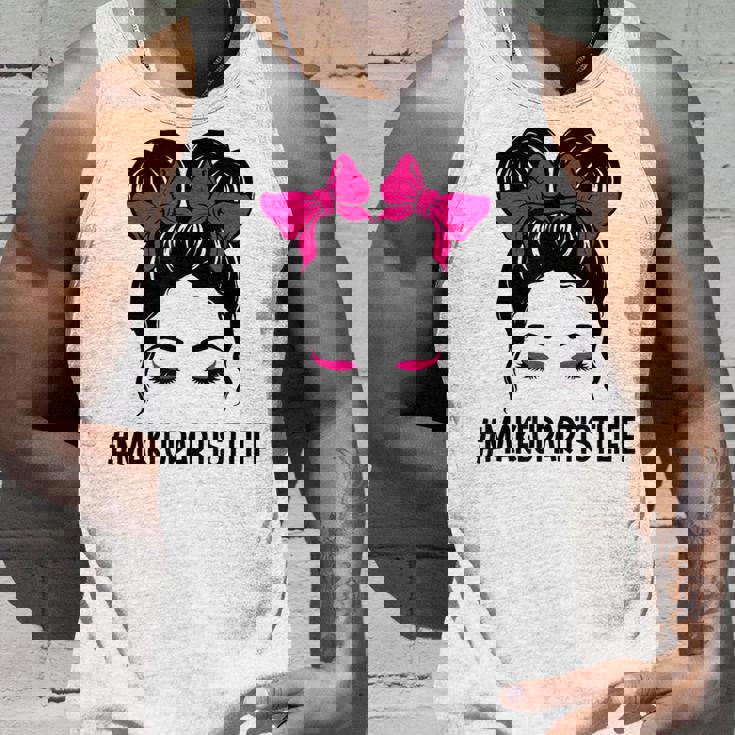 メイクアップアーティスト 美容師 美容師 顔 乱雑なお団子 タンクトップ 彼への贈り物