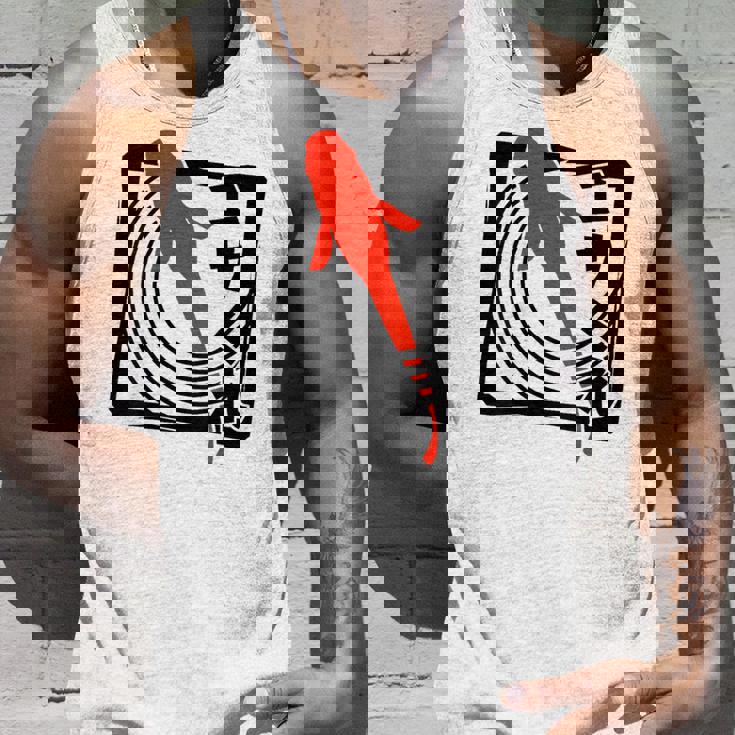 メダカ：ハンコスタンプデザインで描かれたメダカはエサを欲す。 タンクトップ 彼への贈り物