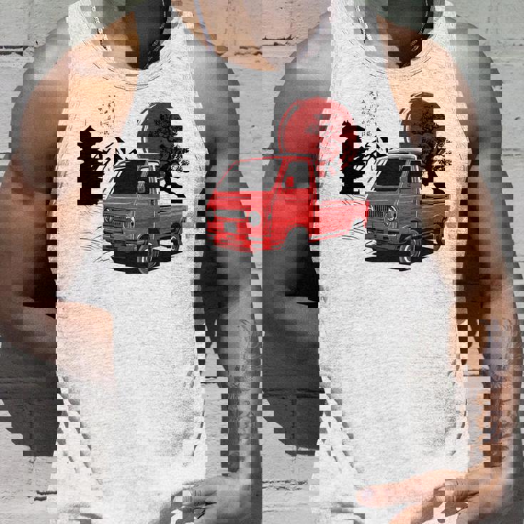 レトロな赤いミニトラックと日本の夕日。 長袖tシャツ タンクトップ 彼への贈り物