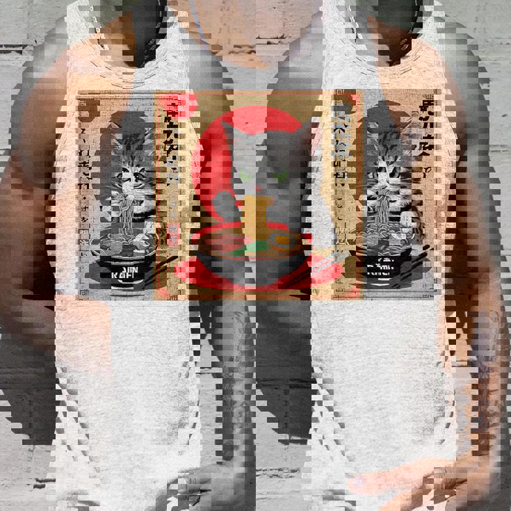 背中にラーメンを食べる緑色の目を持つ日本猫のデザイン。 タンクトップ 彼への贈り物