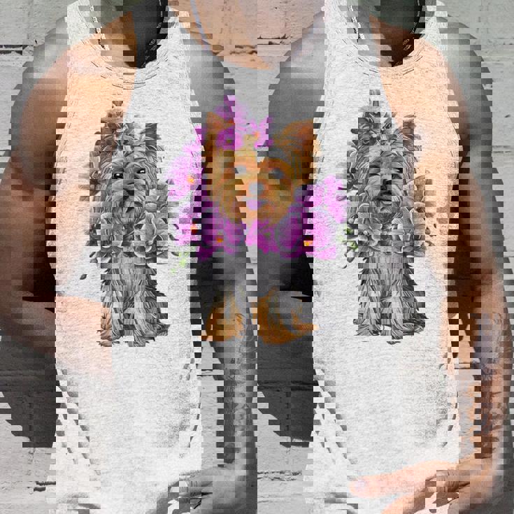 花を持つヨークシャー テリア 長袖tシャツ タンクトップ 彼への贈り物