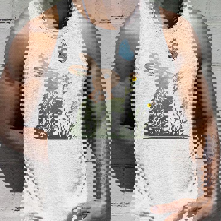 蝶のイースターとデイジーを保持している甘いウサギのウサギ 長袖tシャツ タンクトップ 彼への贈り物