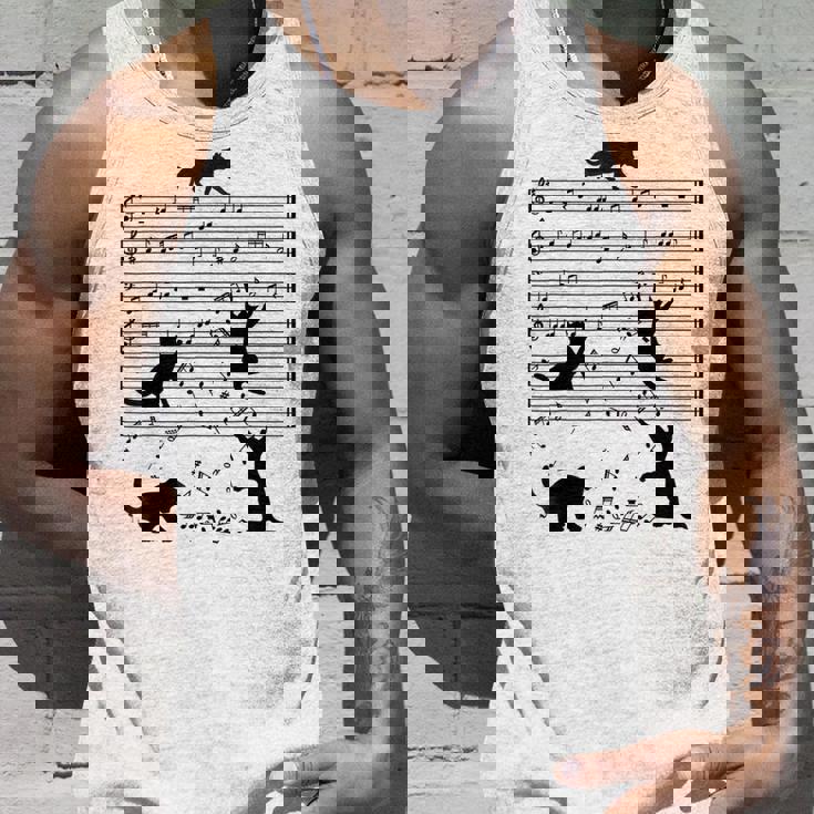 音楽譜上の遊ぶ猫のシルエットデザイン ピアノ音符 遊び心のある猫 猫 ジョーク かわいい 動物好き ギャグ好き タンクトップ 彼への贈り物