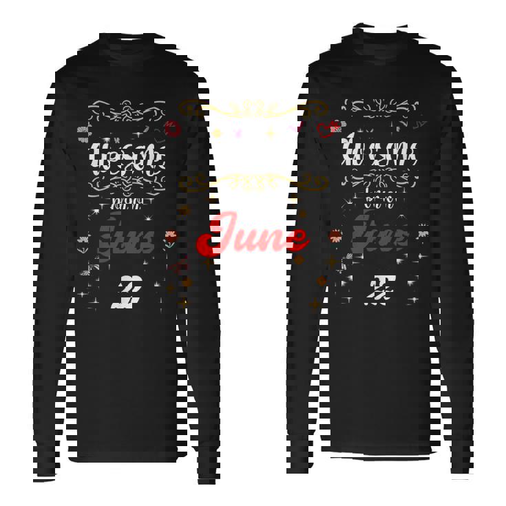 6月22日の誕生日に生まれた素晴らしい花と蝶。 長袖Tシャツ