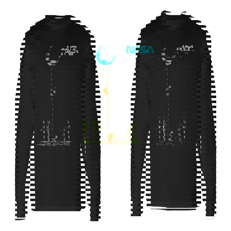 Nasaの宇宙飛行士がロープを登ってムーンワームのロゴを目指す 長袖Tシャツ