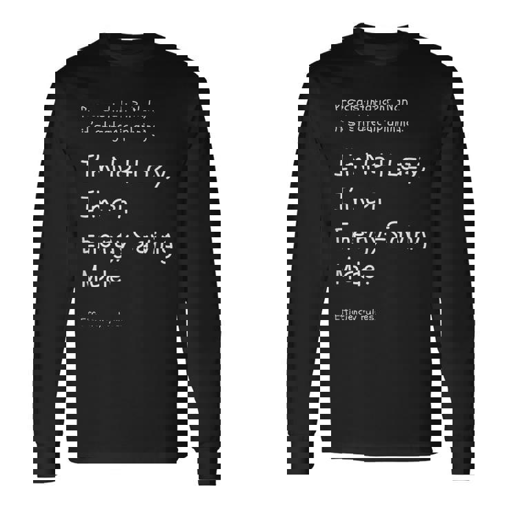 ”私は怠けているのではなく、省エネモードなんです。英訳）ユニークなメッセージ 長袖Tシャツ