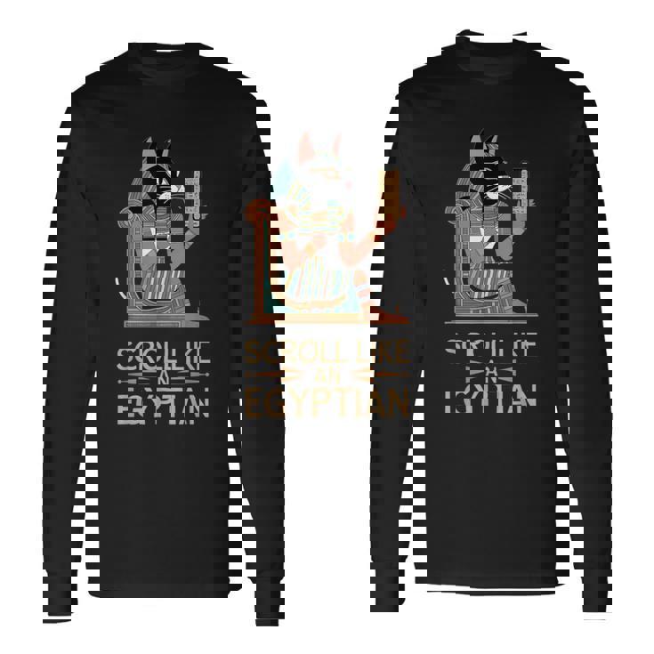 エジプトの猫のようなスクロールデザイン。 長袖Tシャツ