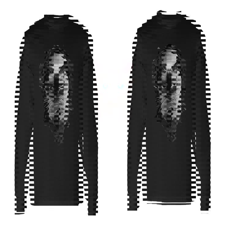 シャム猫が破れた布を突き破り、猫好きに最適です。 長袖Tシャツ