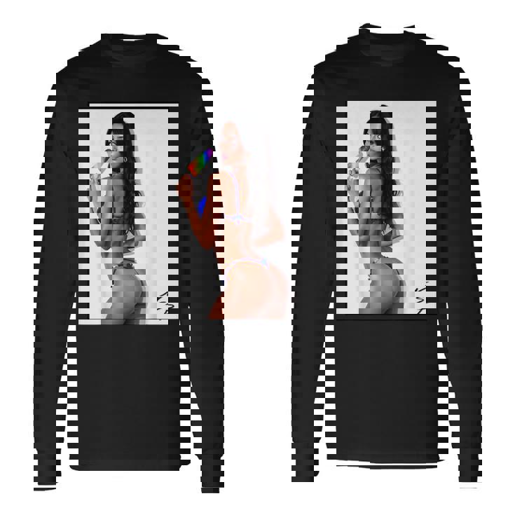 セクシーガールグラフィックtシャツ アイスポップのセクシーなラティーナブーティーガール。 長袖Tシャツ