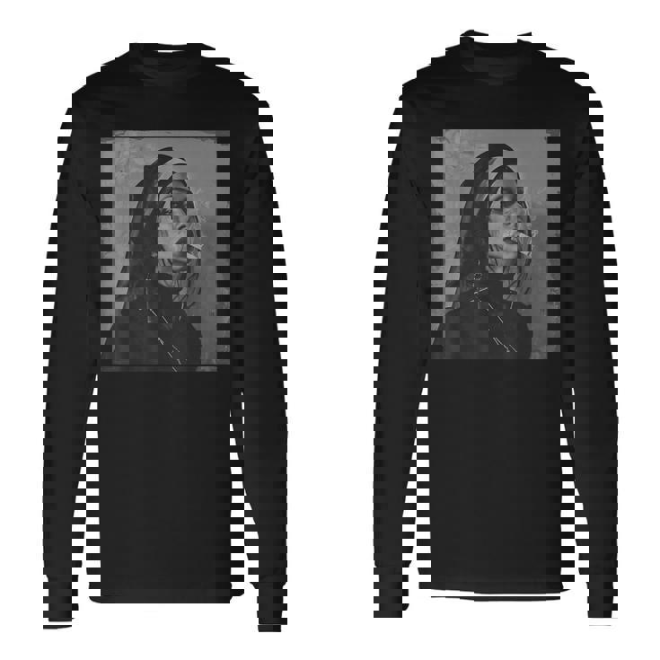 タバコを吸うクールな尼僧、反抗的な尼僧 長袖Tシャツ