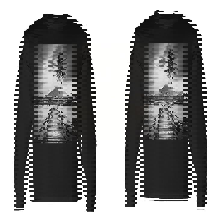 タヒチ州の熱帯小屋のモノクロ写真 長袖Tシャツ