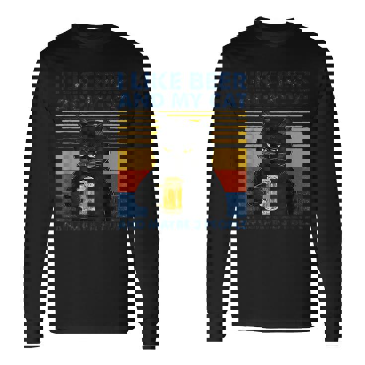 ビール好きで猫が手にビールを飲んでビール友達を応援 長袖Tシャツ