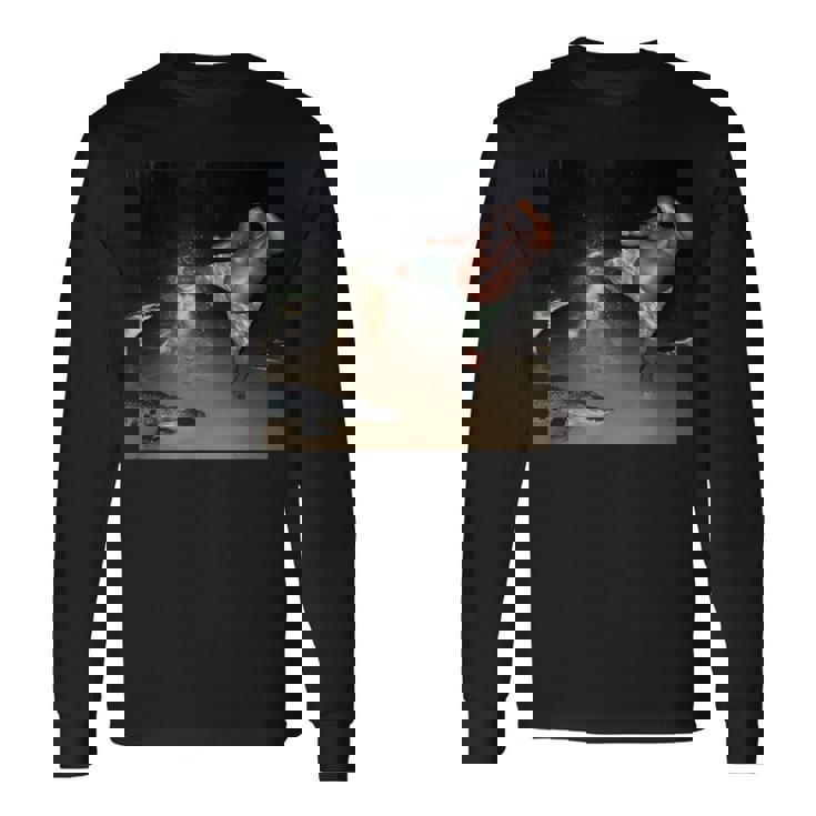 ワニを蹴る男 長袖Tシャツ