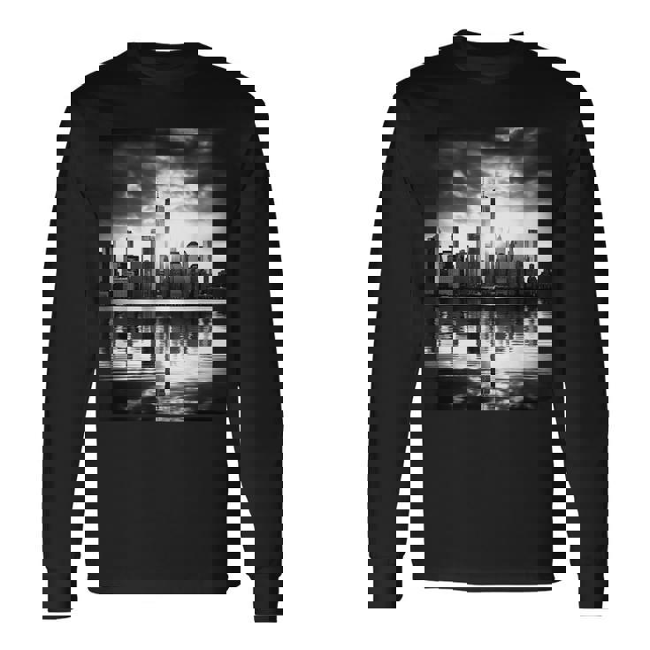 反射写真付き都市のモノクロ写真 長袖Tシャツ ギフトのアイデア