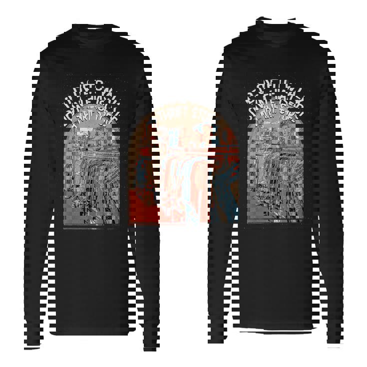 古着屋の通路を歩く面白い古着愛好家 長袖Tシャツ