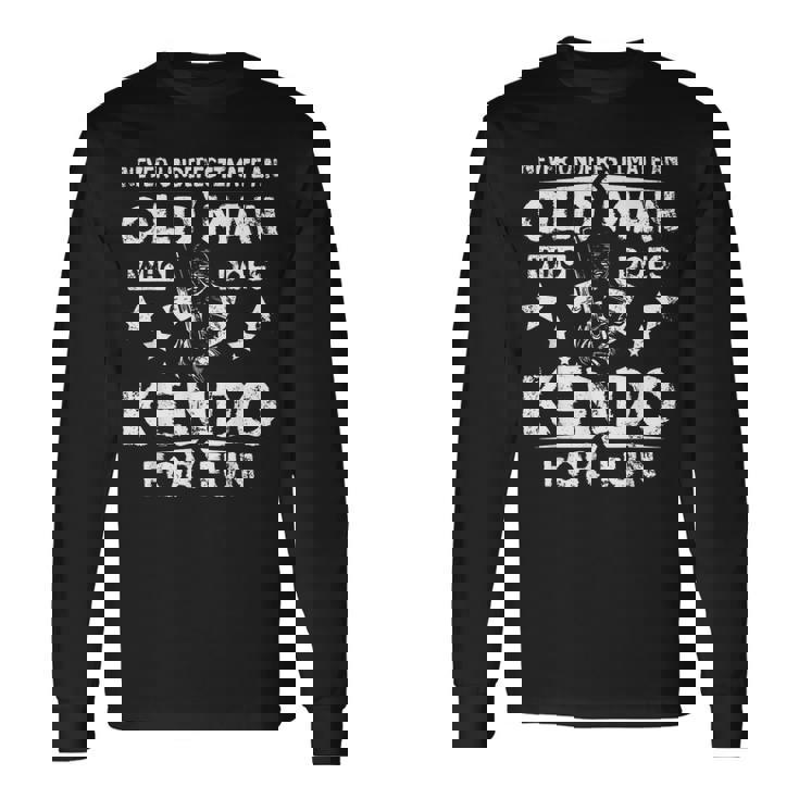 楽しみのために剣道をする老人を決して過小評価しないでください。 長袖Tシャツ