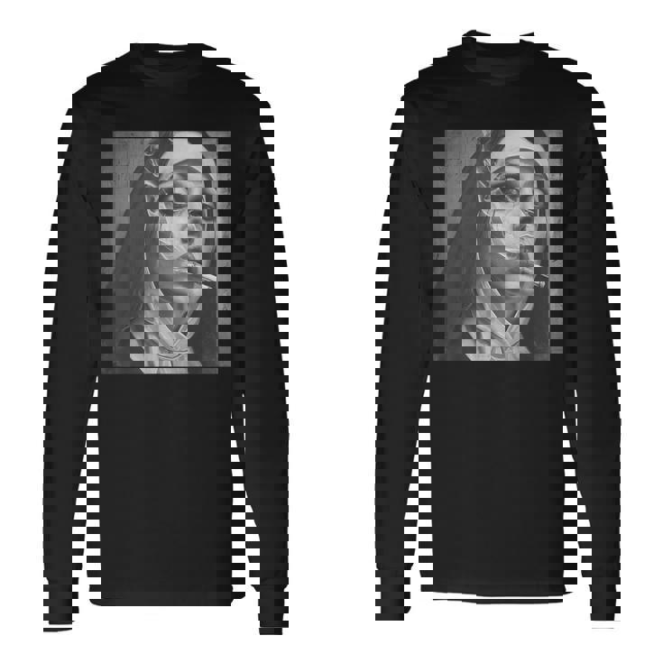 熱い修道女がタバコを吸う、反抗的な修道女 長袖Tシャツ