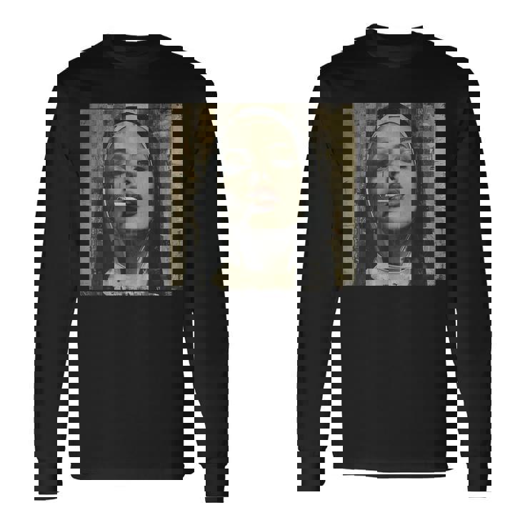 熱い尼僧がタバコを吸う、反抗的な尼僧 長袖Tシャツ ギフトのアイデア