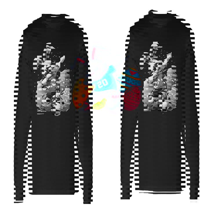 面白いイースターバニーとサッカーボールで軽くたたくイースターバニー。 長袖Tシャツ