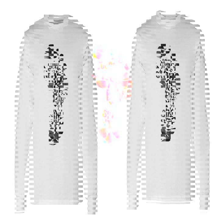 1000マイルの旅は一歩で始まる。 長袖Tシャツ ギフトのアイデア