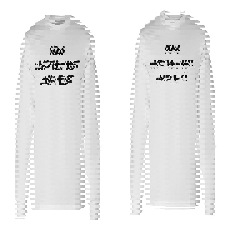 Clean Bible Character Humor – Noah The Ark-Itect Joke 長袖Tシャツ