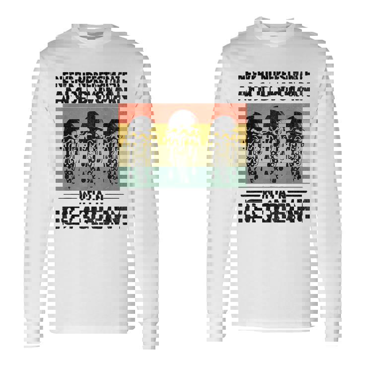 アイスクリームを持った老婆を決して過小評価しない 長袖Tシャツ