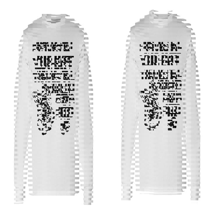 ジャーマン・シェパードはあなたの心を盗みますあなたのベッドとソファを盗みます 長袖Tシャツ