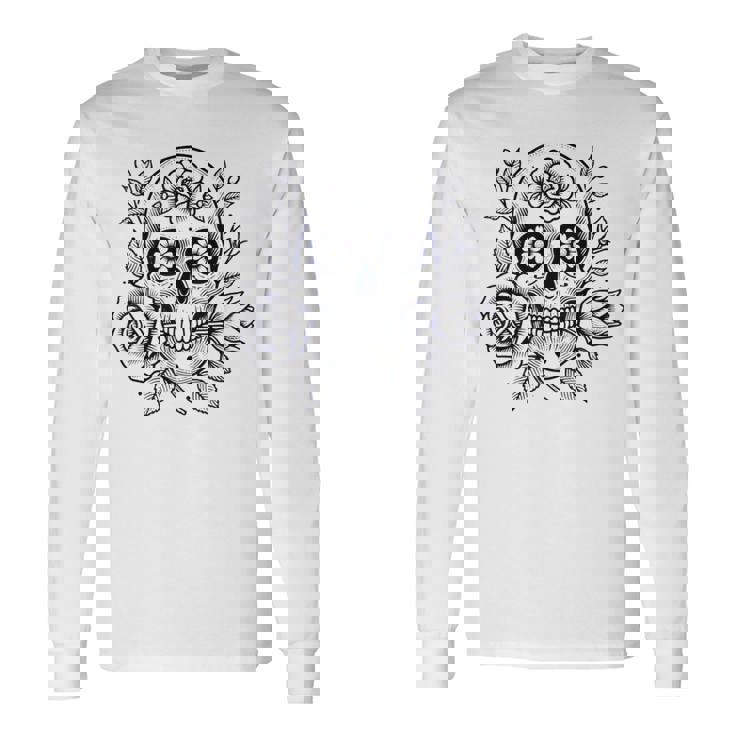 スカルと花の伝統的なタトゥースタイル 長袖Tシャツ