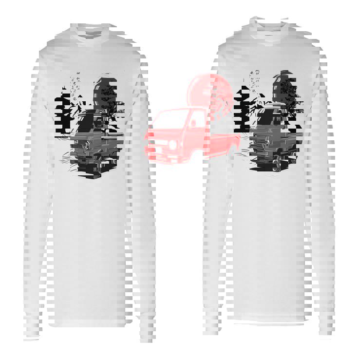 レトロな赤いミニトラックと日本の夕日。 長袖tシャツ 長袖Tシャツ