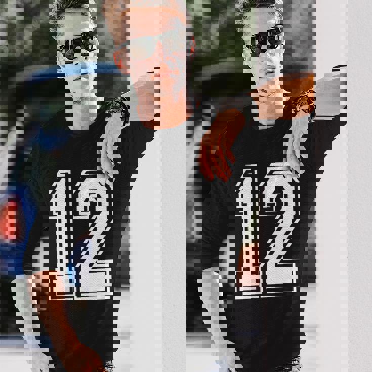 12番の前面と背面にホワイトのプリント。 長袖Tシャツ 彼への贈り物