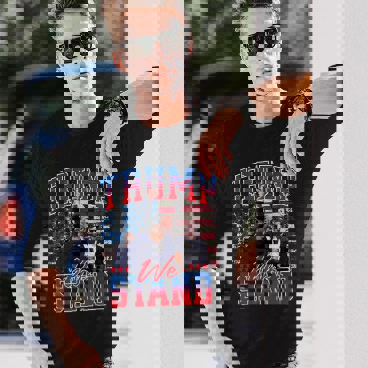 2024 選挙集会での銃撃を生き延びたドナルド・トランプの大統領選への戦いは終わらない 長袖Tシャツ 彼への贈り物