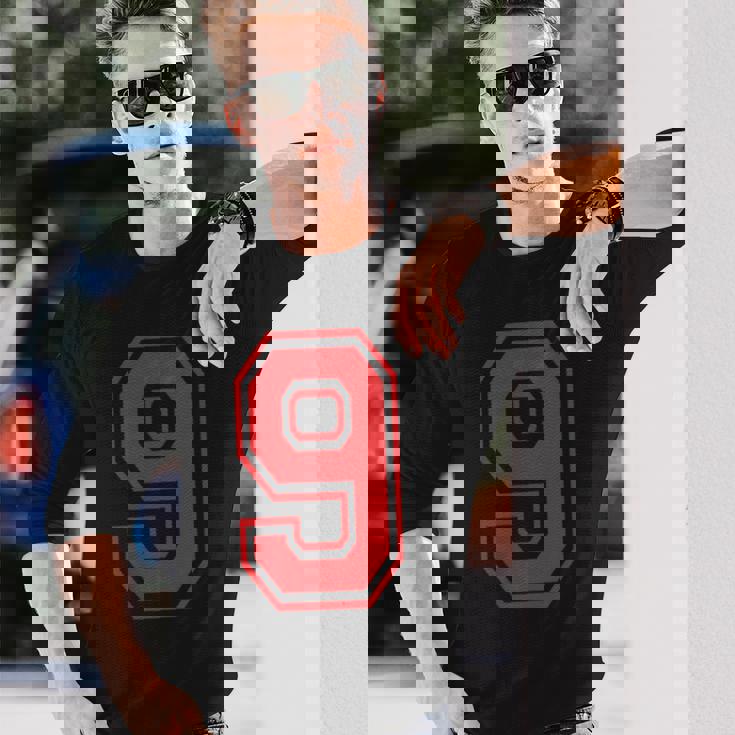 9番のスポーツスタイル。赤。 長袖Tシャツ 彼への贈り物